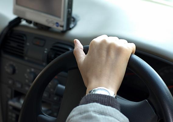 通勤の車の運転で『肩や背中、腰の痛み』でお悩みの学校の先生が