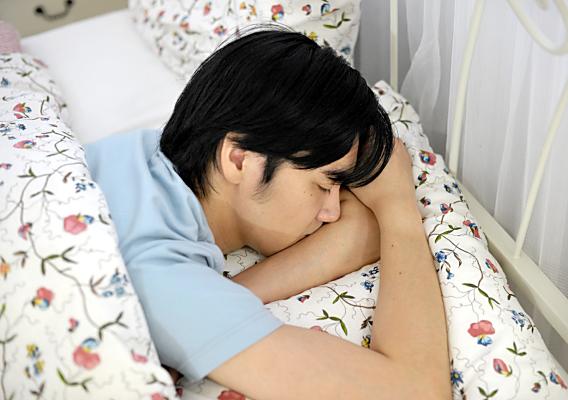 夜寝る時、仰向けで寝てない方は首痛・腰痛になりやすい…