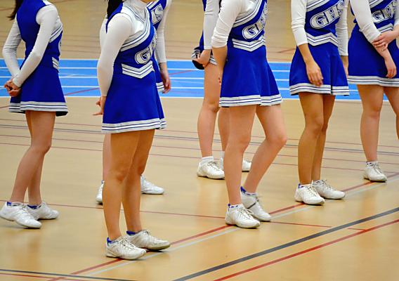 『チアダンスの練習中に背中、腰が痛い』という症状で治療中の小学生。